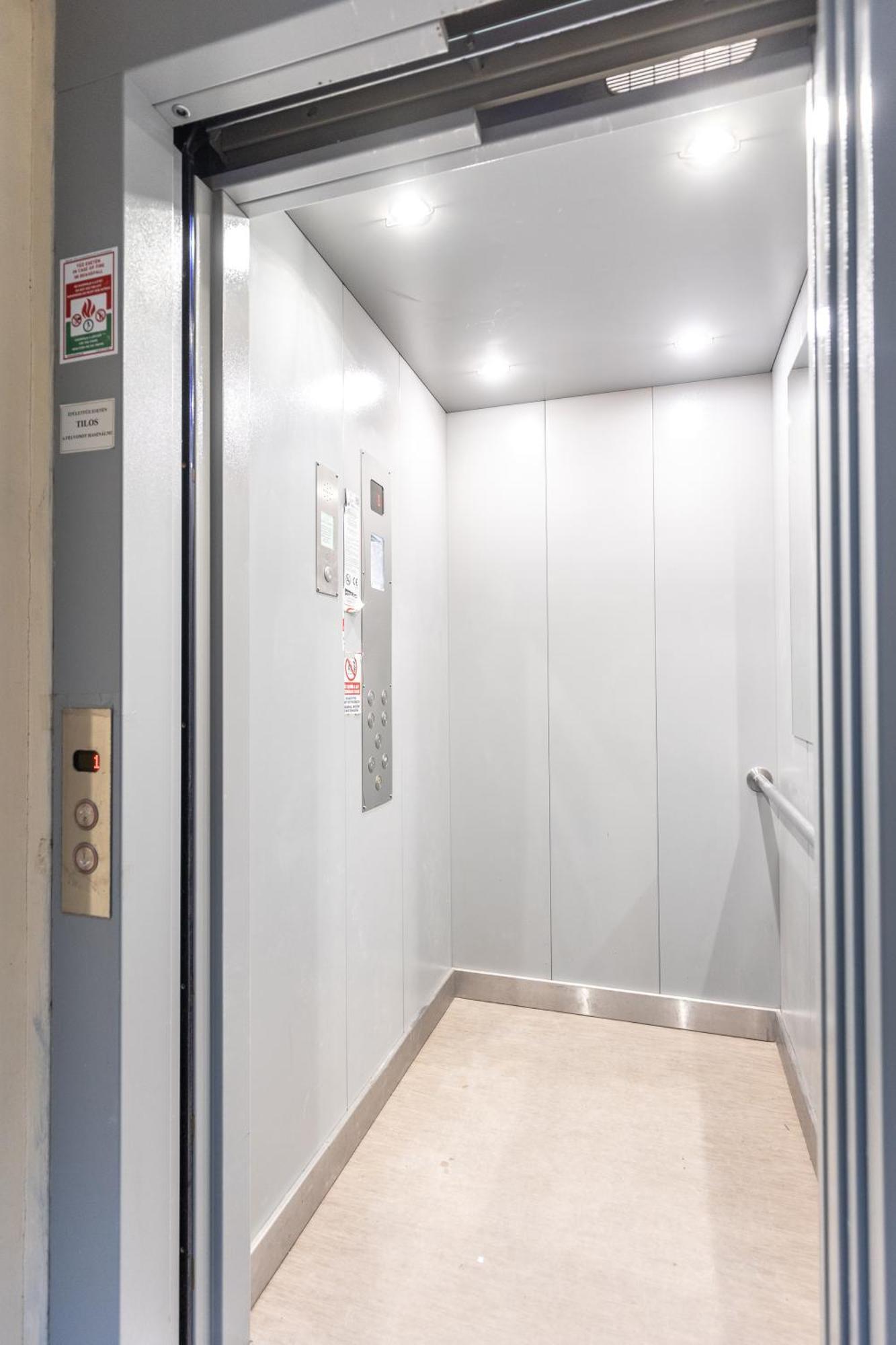 Andrassy Square Apartment