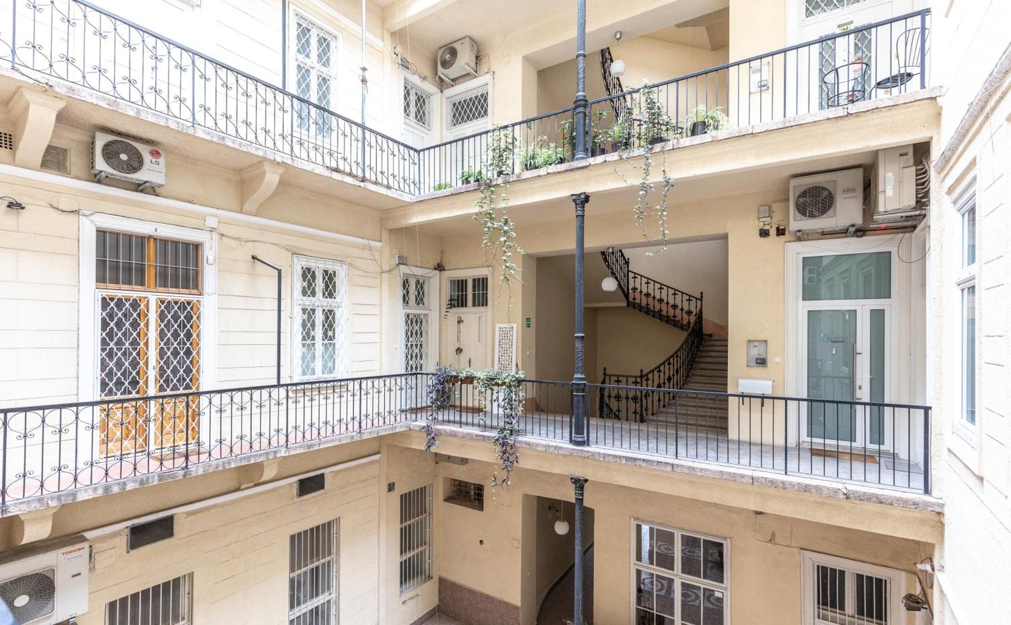 Andrassy Square Apartment *